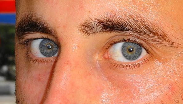 šedé oči