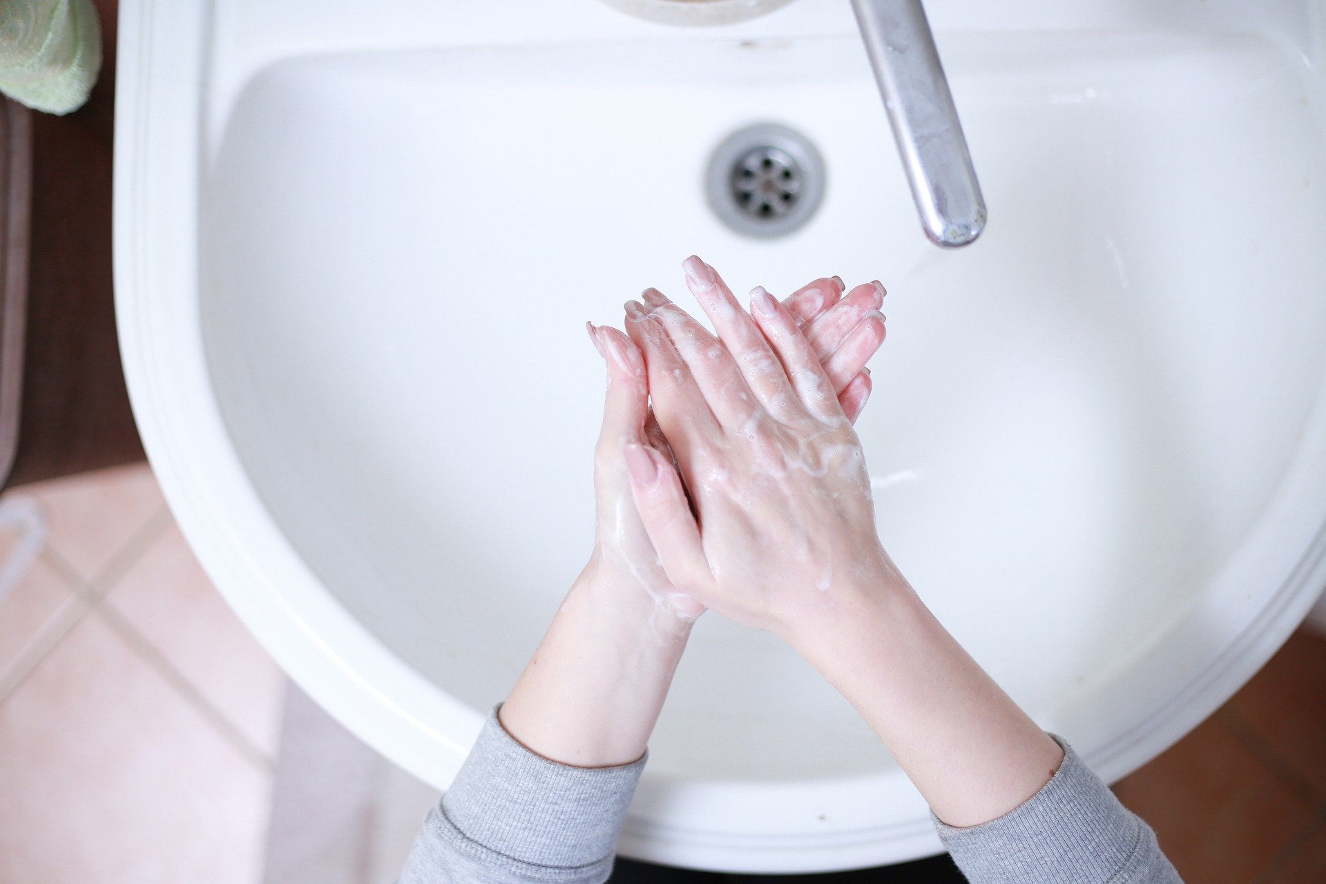 Vypínejte vodu během nanášení mýdla nebo čištění zubů
