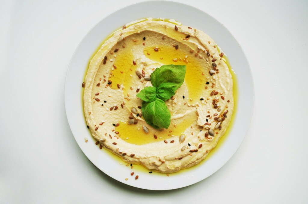 Hummus obsahuje rostlinné proteiny