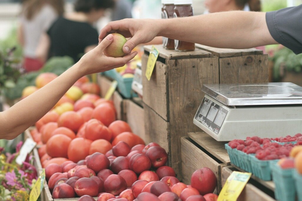Nákup ovoce na tržišti.