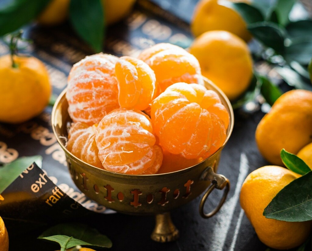 Oloupané mandarinky v misce.