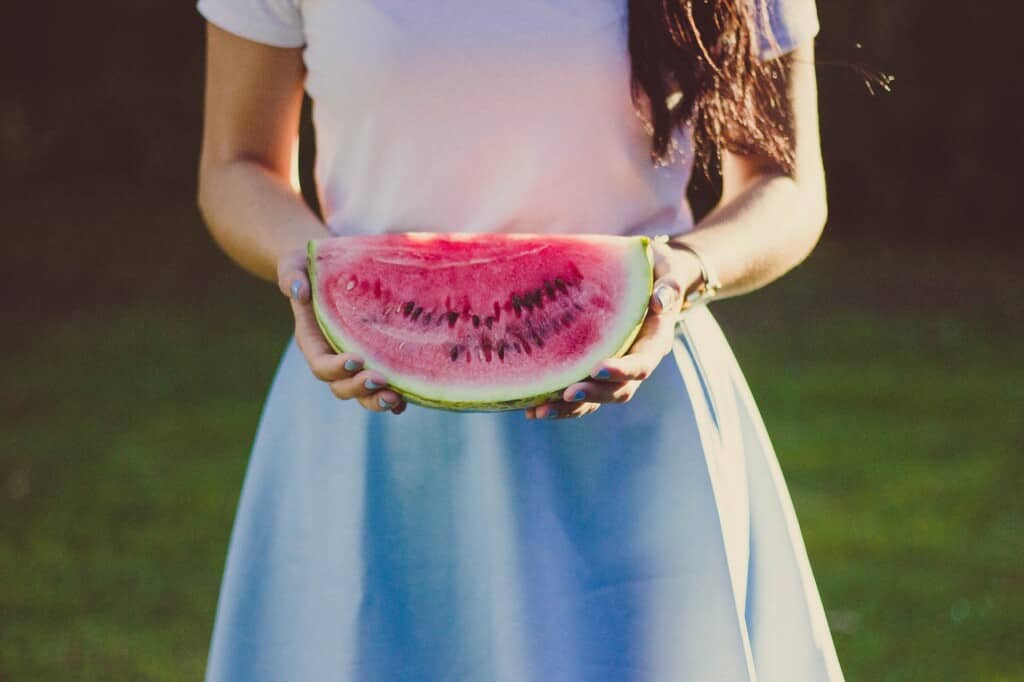 Dívka držící vodní meloun.