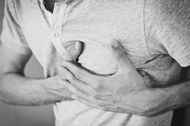Bolest na hrudi jako příznak infarktu myokardu.