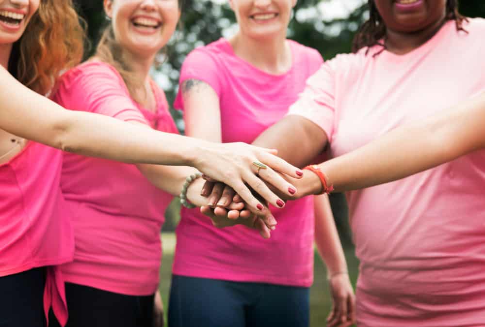 Ženy v růžovém tričku jako symbolem boje s rakovinou prsu.