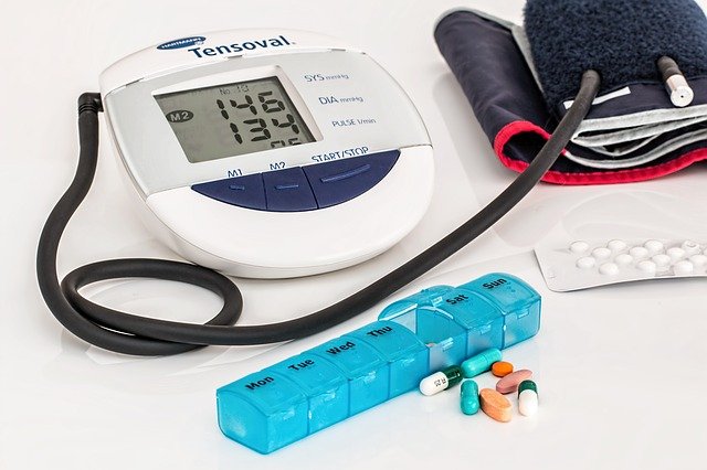 Přístroj na měření krevního tlaku a léky.