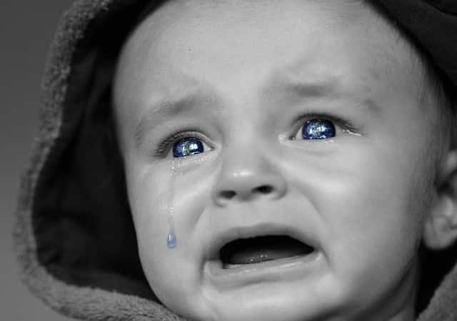 Plačíčí dítě se slzami v očích.