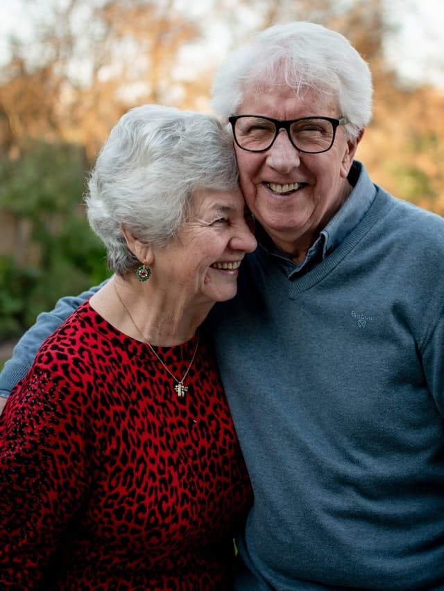 Usmívající se starší pár.