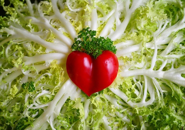 Srdce vytvořené ze zdravých potravin pro snížení LDL cholesterolu.