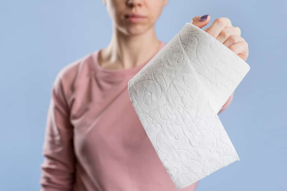 Žena s toaletním papírem.