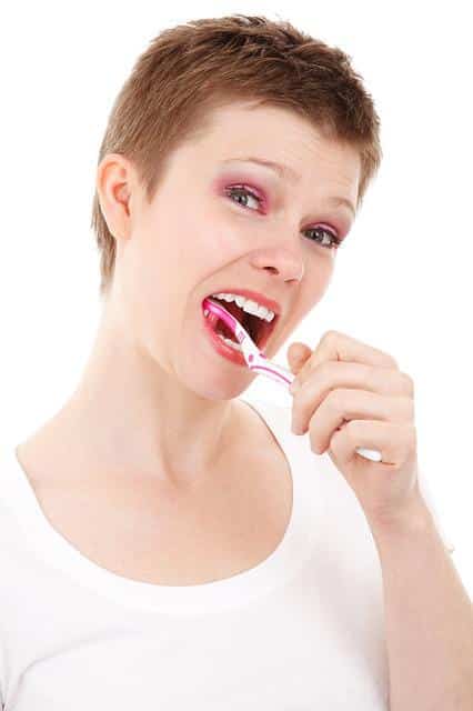 Žena čistící si zuby.