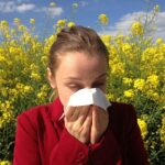 Mladá žena s alergií na řepku.