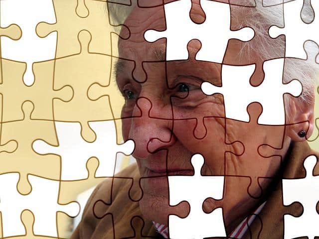 Puzzle staré ženy jako metafora demence.