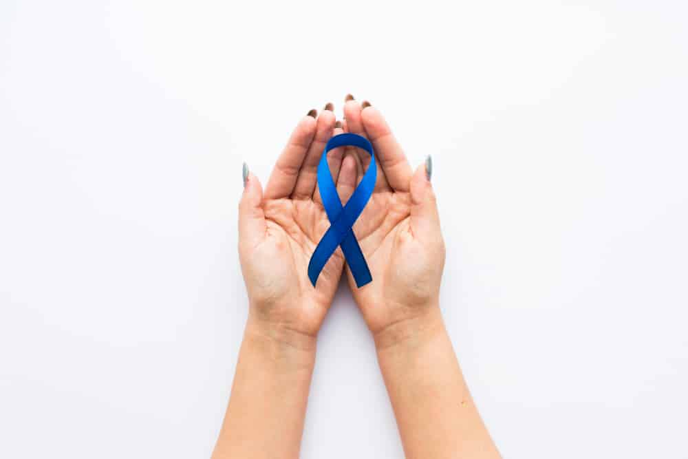 Modrá stuha jako symbol rakoviny tlustého střeva.